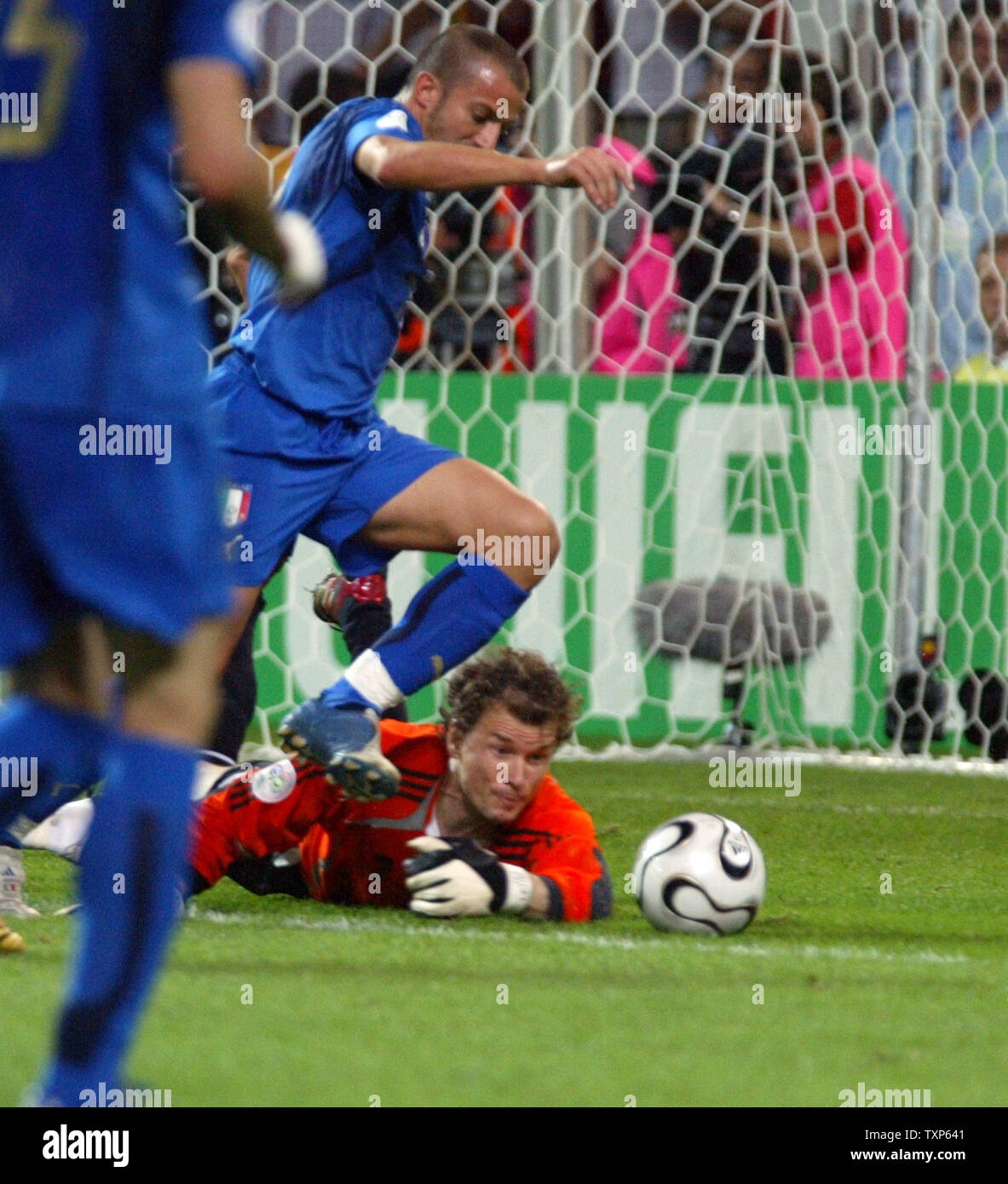 Alessandro Del Piero (Italien 7) Beats deutsche Keeper Jens Lehmann während der Fußball-WM in Dortmund, Deutschland Am 4. Juli 2006. Italien besiegte Deutschland 2-0. (UPI Foto/Arthur Thill) Stockfoto