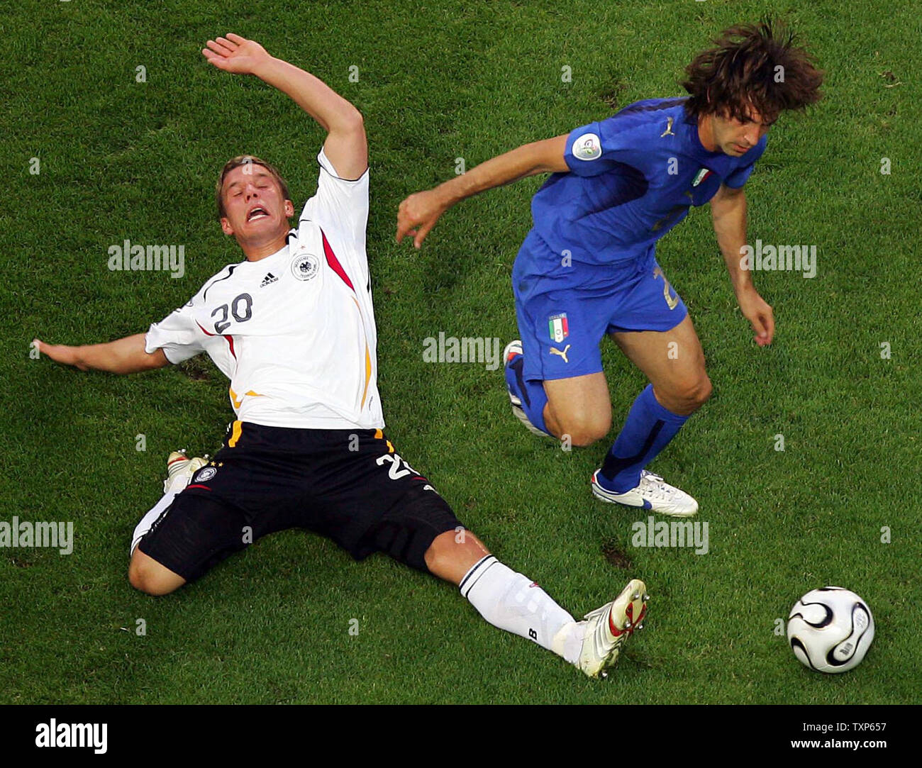 Deutschlands Lukas Podolski (L) und Italiens Andrea Pirlo Kampf um die Kugel während der Fußball-WM in Dortmund, Deutschland Am 4. Juli 2006. Italien besiegte Deutschland 2-0. (UPI Foto/Christian Brunskill) Stockfoto