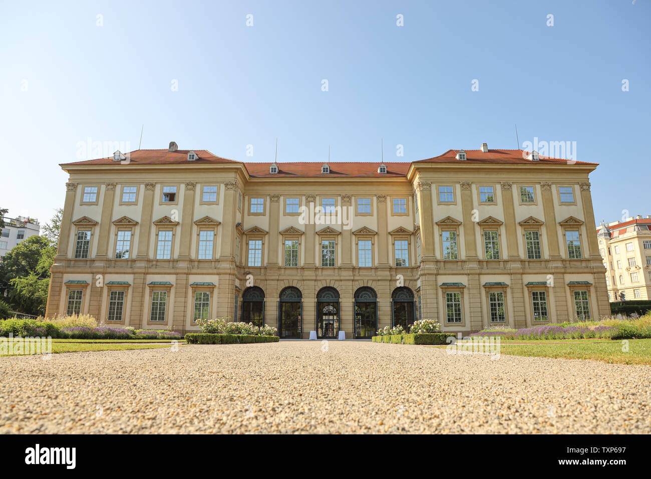 Rückansicht des Palais Liechtenstein, durch den Park umgeben. Stockfoto