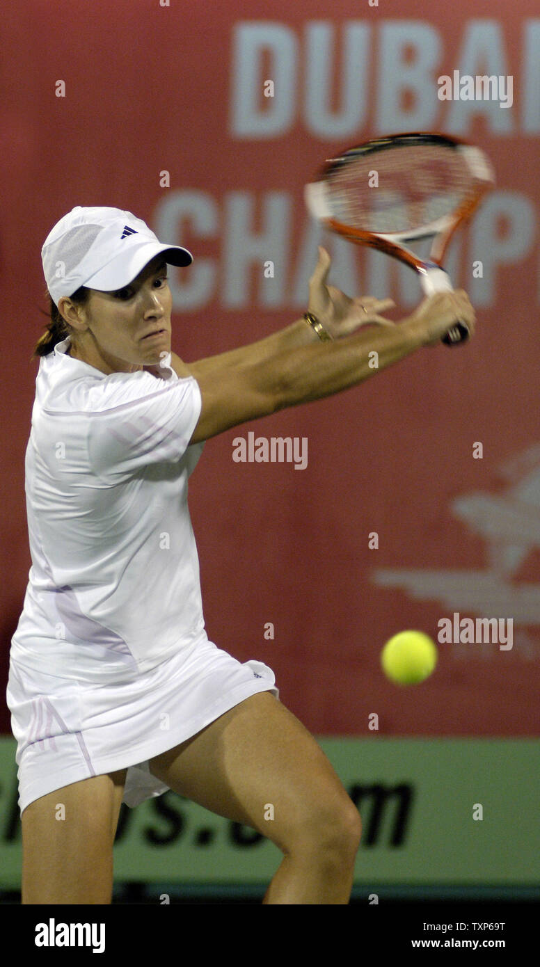 Justine Henin-Hardenne von beligum Niederlagen Svetlana Kuznetsova Russlands 6-2, 7-5 im Halbfinale des Dubai Tennis Meisterschaft am Freitag, 24. Februar 2006. Sie auf die Siegerin des Davenport vs Scharapowa im Halbfinale im Finale morgen Gesicht. (UPI Fotos/Charles Crowell) Stockfoto