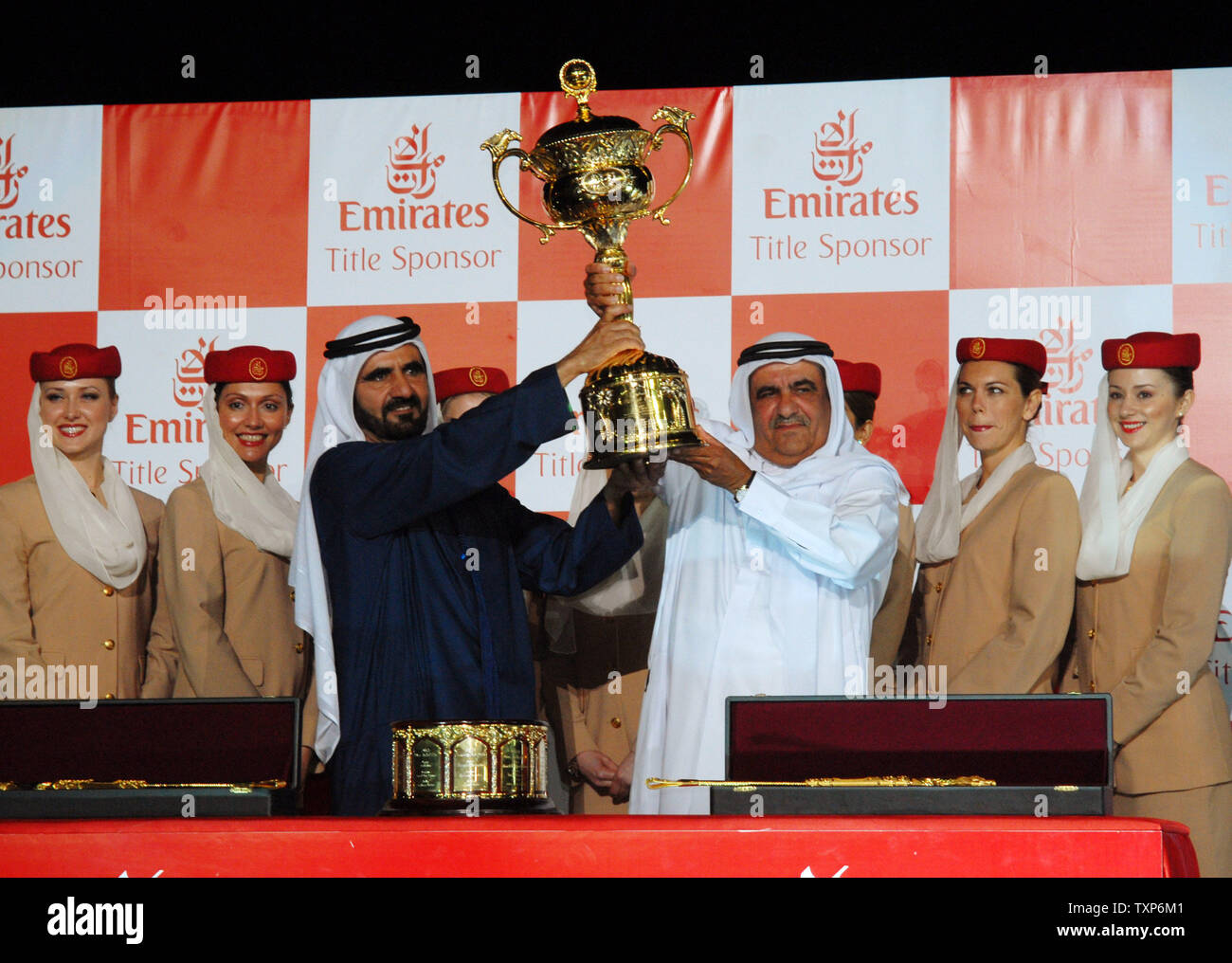 Der Herrscher von Dubai, Scheich Mohammed Bin Rashid Al Maktoum (L) übergibt die Trophäe an den stellvertretenden Herrscher von Dubai und Inhaber der gewinnende Pferd, Invasor, Sheikh Hamdan Bin Rashid Al Maktoum an der 12 Dubai World Cup, am 31. März 2007. Der eine Tag, sieben Rennen Dubai World Cup ist das reichste Pferderennen der Welt mit einem Gesamtgeldbeutel über 21 Millionen US-Dollar wert. (UPI Foto/Kamal Moghrabi) Stockfoto
