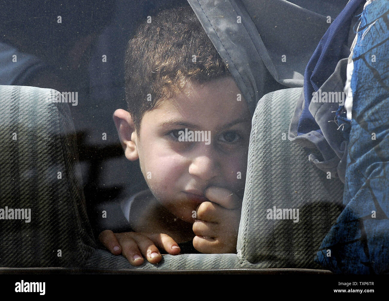 Palästinensische Flüchtlinge, die die belagerte Lager Nahr al-in der Nähe von Tripoli im Norden Libanons Bared geflohen, Ankunft am 24. Mai 2007 zur Sicherheit. Kämpfe zwischen libanesischen Soldaten und Islamisten wieder Donnerstag Abend in und um die Palästinensischen Lager. (UPI Foto) Stockfoto