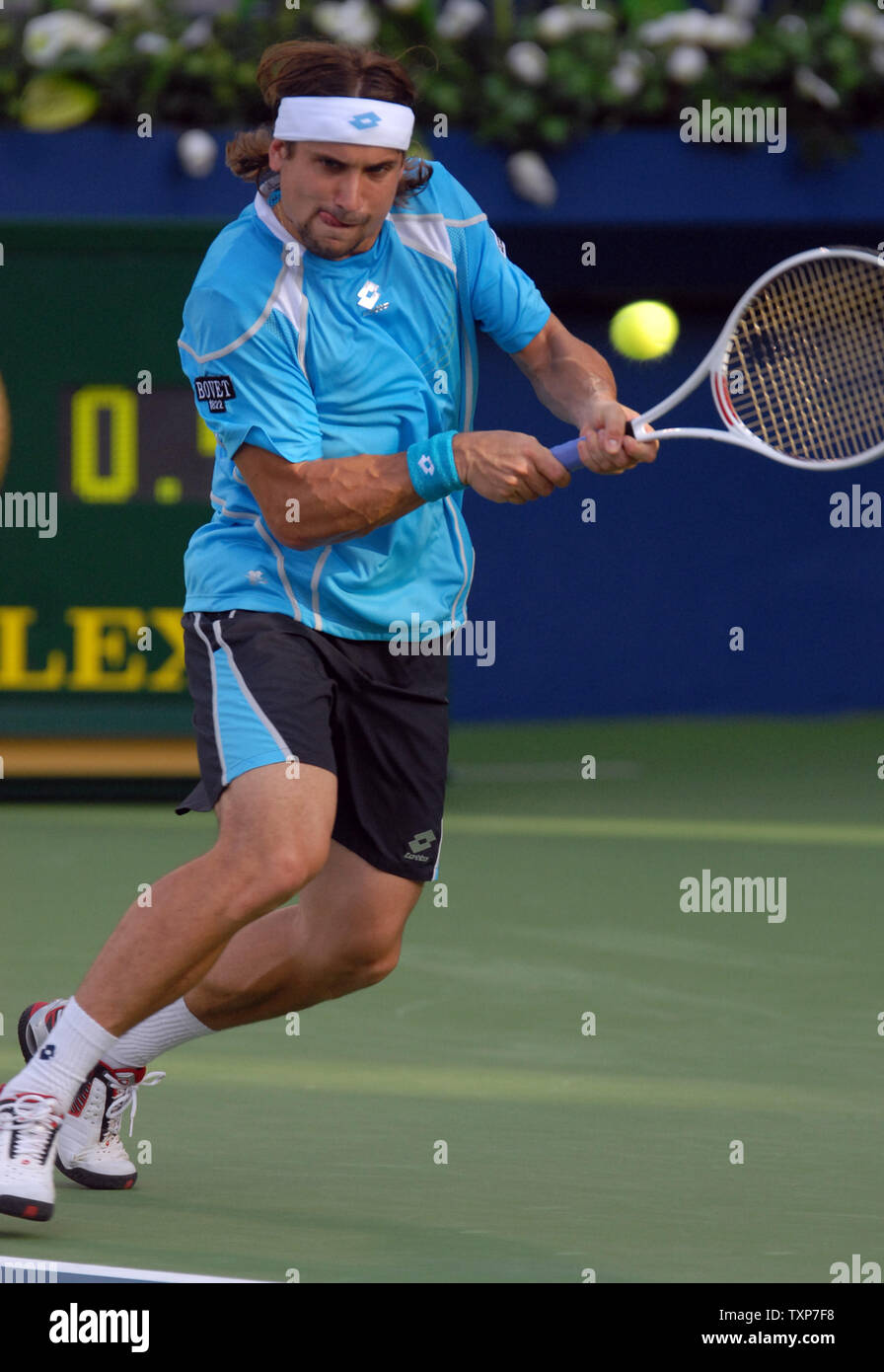 Die Welt Nr. 14, David Ferrer aus Spanien, gibt den Ball auf seinen Gegner, die Welt Nr. 22, Igor Andreev aus Russland, während das Viertelfinale der Männer Dubai Tennis Championships, Donnerstag, Februar, 26. Februar 2009. Ferrer gewann das Match mit 7-5, 6-1 (UPI Foto/Norbert Schiller) Stockfoto