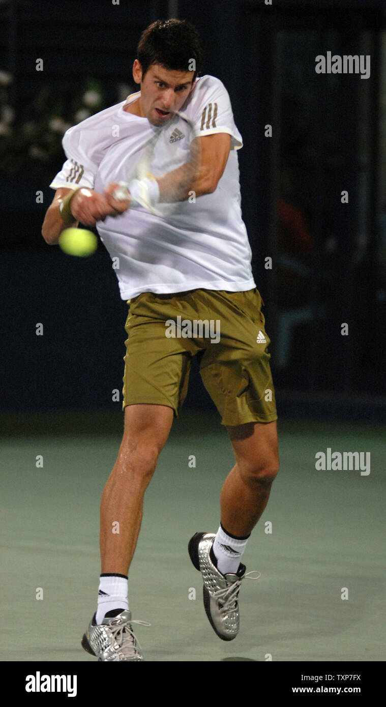 Die Welt Nr. 3, Novak Djokovic, gibt den Ball auf seinen Gegner, die Welt Nr. 68, Jan HERNYCH aus der Tschechischen Republik, während das Viertelfinale der Männer Dubai Tennis Championships, Donnerstag, Februar, 26. Februar 2009. (UPI Foto/Norbert Schiller) Stockfoto