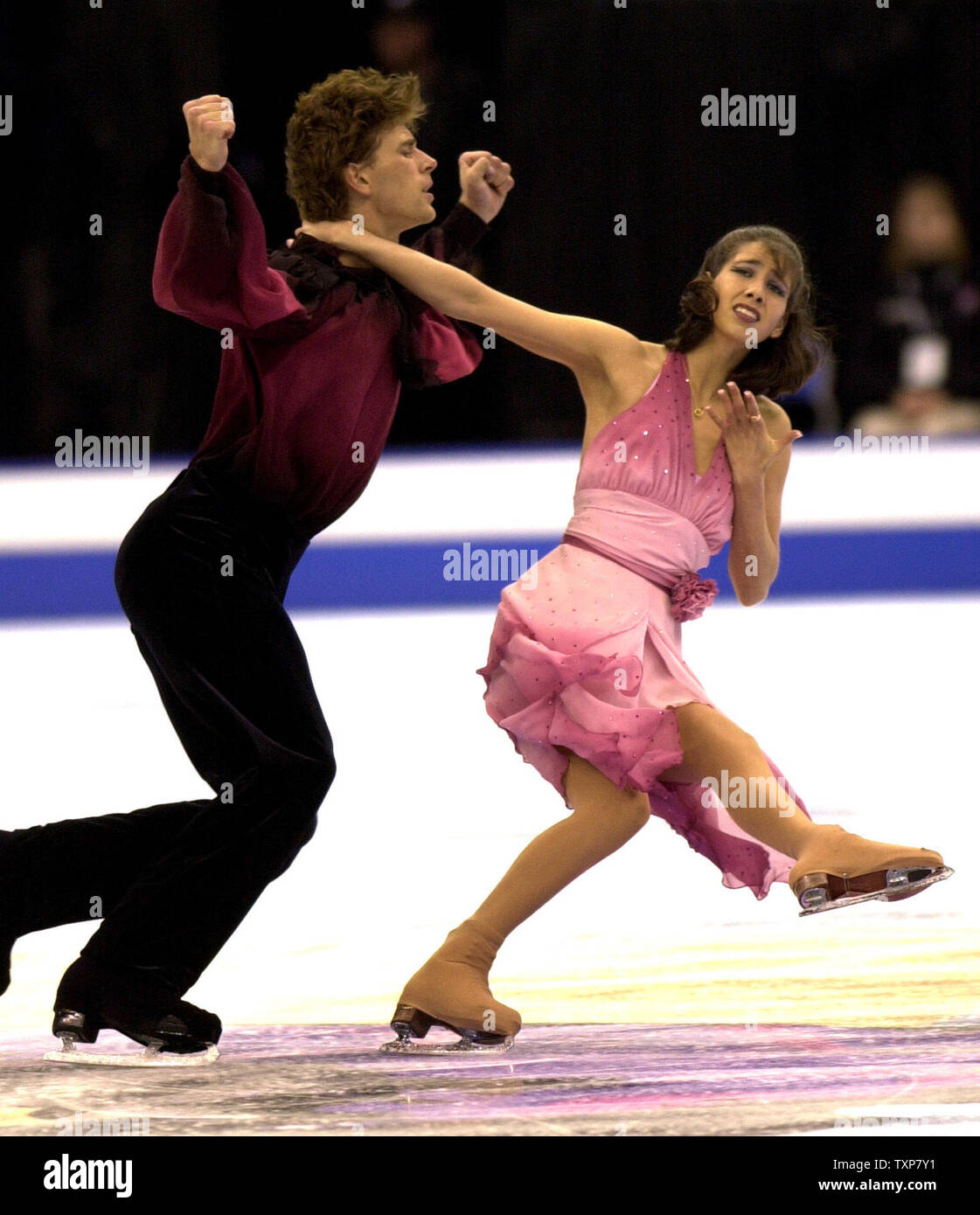 CLP 2000021001 - 10 Februar 2000 - Cleveland, Ohio: Naomi Lang und Peter Tchernyshev das Gold im Eis tanzen nehmen an den 2000 US-Meisterschaften, 10. Februar RG/tt/Tom Theobald UPI Stockfoto