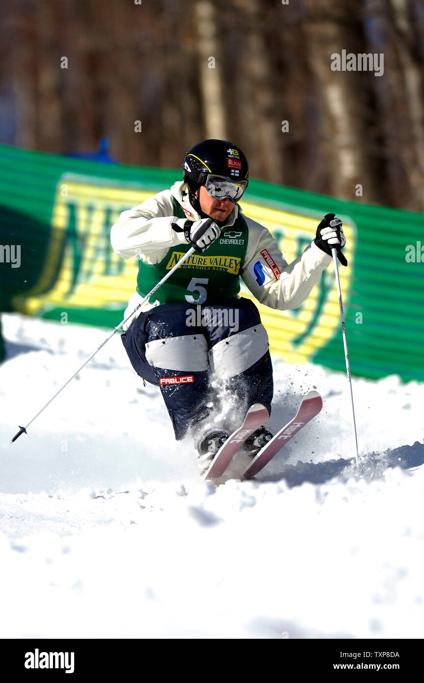 Sami Mustonen von Finnland nimmt die Silbermedaille bei den Herren Mogul FIS Weltcup Ski Wettbewerb am 22. Januar 2006 am Whiteface Mountain in Lake Placid, NEW YORK (UPI Foto/Ed Wolfstein) Stockfoto