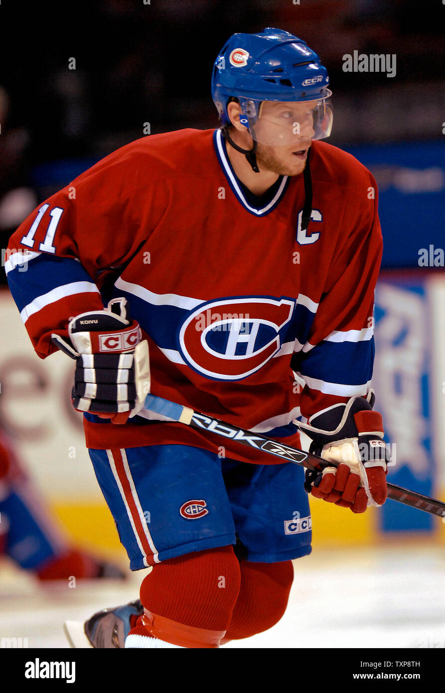 Montreal Canadiens center und Team Captain Saku Koivu (11) Finnlands erwärmt sich vor mit Blick auf die Vancouver Canucks im Bell Centre in Montreal, Kanada am 16. Januar 2007. (UPI Foto/Ed Wolfstein) Stockfoto