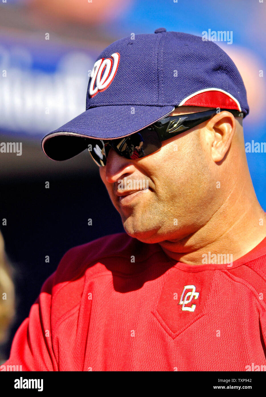 Washington Nationals Manager Manny Acta unterhält sich mit ehemaligen Mannschaftskameraden vor mit Blick auf die New York Mets am Tradition Feld in Port St. Lucie, Florida am 17. März 2007. (UPI Foto/Ed Wolfstein) Stockfoto