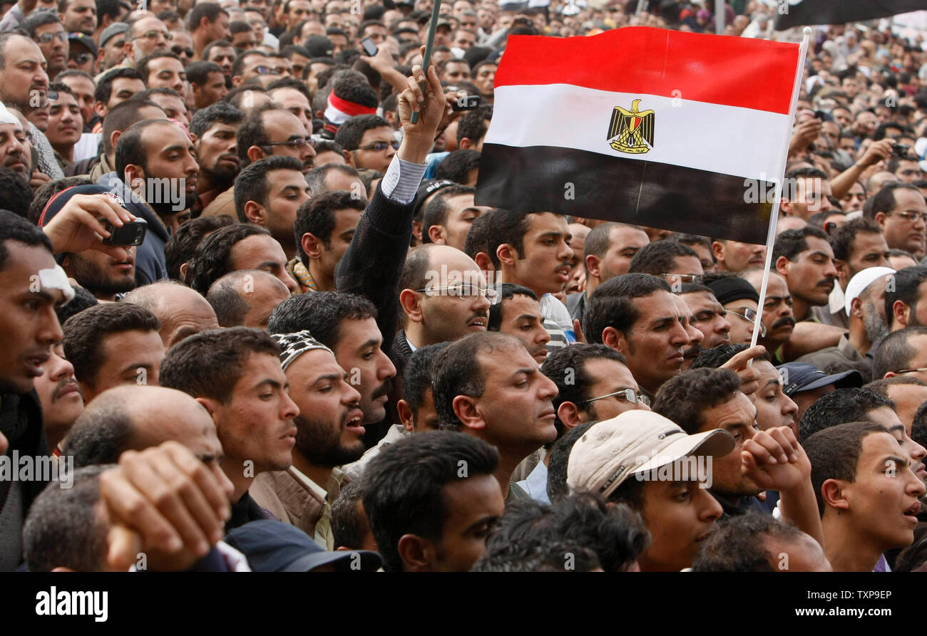 Ägyptische regierungsfeindlichen Demonstranten versammeln sich in Kairo auf dem Tahrir-platz, am 4. Februar 2011 'Departure während des Tages' Demonstrationen zu zwingen, Präsident Hosni Mubarak zu beenden, nachdem er sagte, er würde gerne step-down, befürchtet Chaos führen würde. UPI Stockfoto
