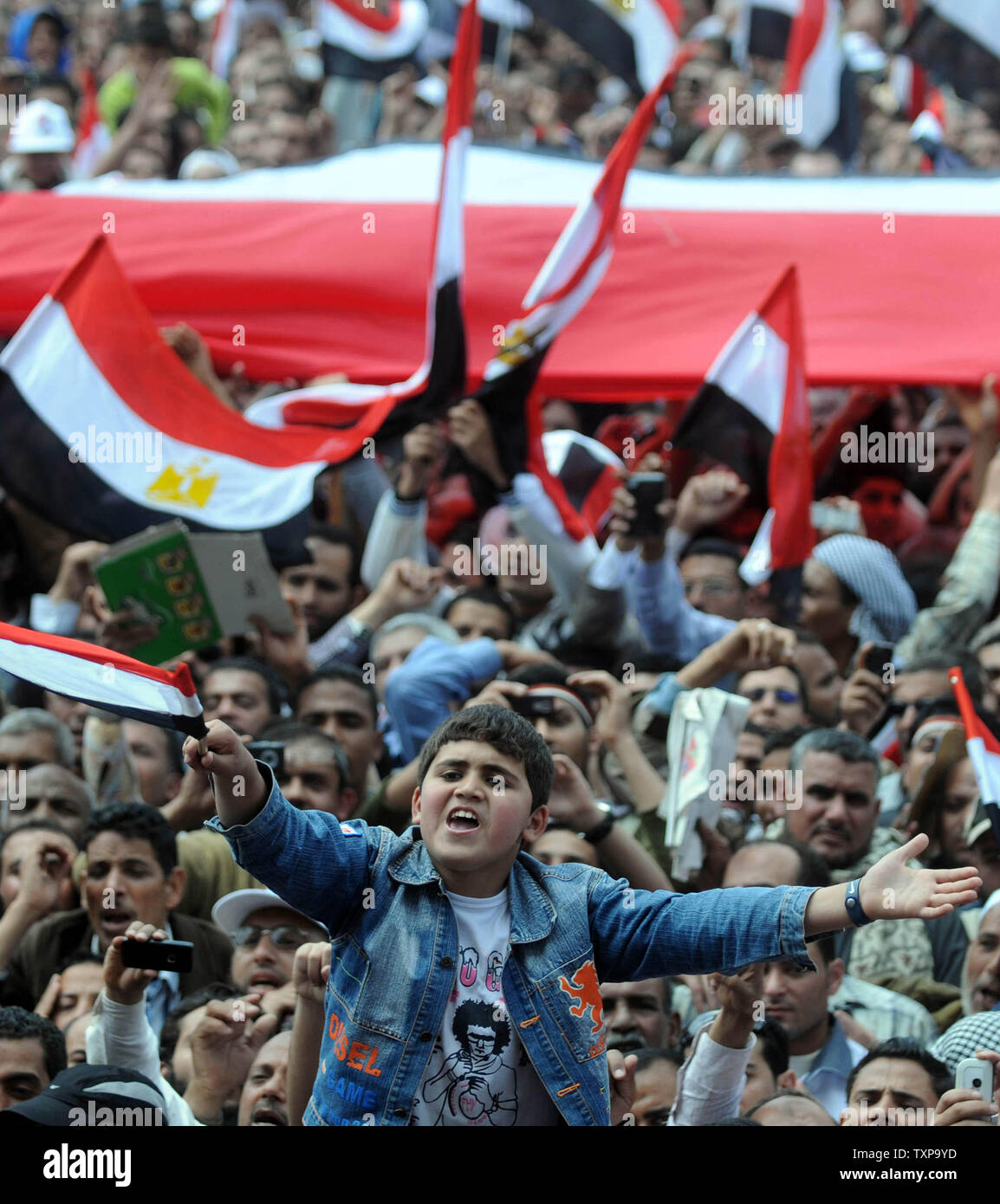 Ägyptische Protesters shout Slogans anspruchsvolle schneller Reformen während einer Demonstration in Kairo auf dem Tahrir-platz am 8. April 2011 in Kairo, Ägypten. Zehntausende Ägypter versammelt zwei Monate nachdem Präsident Hosni Mubarak war UPI verdrängt Stockfoto