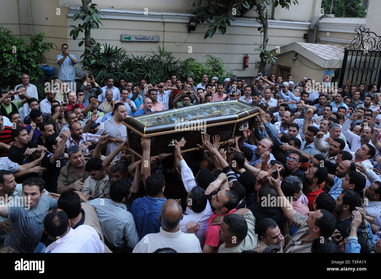 Ägyptische Christen halten Trauerfeiern für die Opfer der Samstag Nacht Auseinandersetzungen mit Muslimen in Imbaba, Western Kairo, in Gizeh Kirche Sonntag, 8. Mai 2011. Ägyptens Militärherrscher schwor am Sonntag auf religiöse Gewalt zu knacken Nach 12 Menschen bei Auseinandersetzungen in einem Kairoer Vorort funkte durch unbestätigten Verdacht, dass Christen eine Frau, die zum Islam konvertierten entführt hatte, starb. UPI Mohammed Hosam Stockfoto