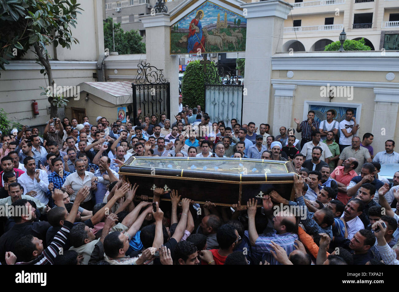 Ägyptische Christen halten Trauerfeiern für die Opfer der Samstag Nacht Auseinandersetzungen mit Muslimen in Imbaba, Western Kairo, in Gizeh Kirche Sonntag, 8. Mai 2011. Ägyptens Militärherrscher schwor am Sonntag auf religiöse Gewalt zu knacken Nach 12 Menschen bei Auseinandersetzungen in einem Kairoer Vorort funkte durch unbestätigten Verdacht, dass Christen eine Frau, die zum Islam konvertierten entführt hatte, starb. UPI Mohammed Hosam Stockfoto