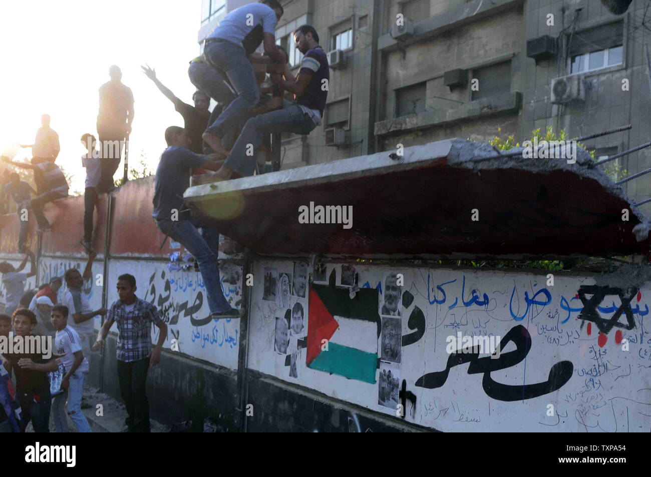 Ägyptische Demonstranten versuchen, eine Wand vor kurzem außerhalb der israelischen Botschaft in Kairo gebaut, um die Gebäude zu schützen zu demolieren. Rund 1.000 Menschen waren außerhalb der Gebäude der Mission gesammelt und die Wand mit Hämmern und einem großen Metallstange angegriffen, während der Militärpolizei in der Nähe tat nichts, um sie zu stoppen, in Kairo in Ägypten am 9. September 2011. UPI/Mohamad Hosam Stockfoto