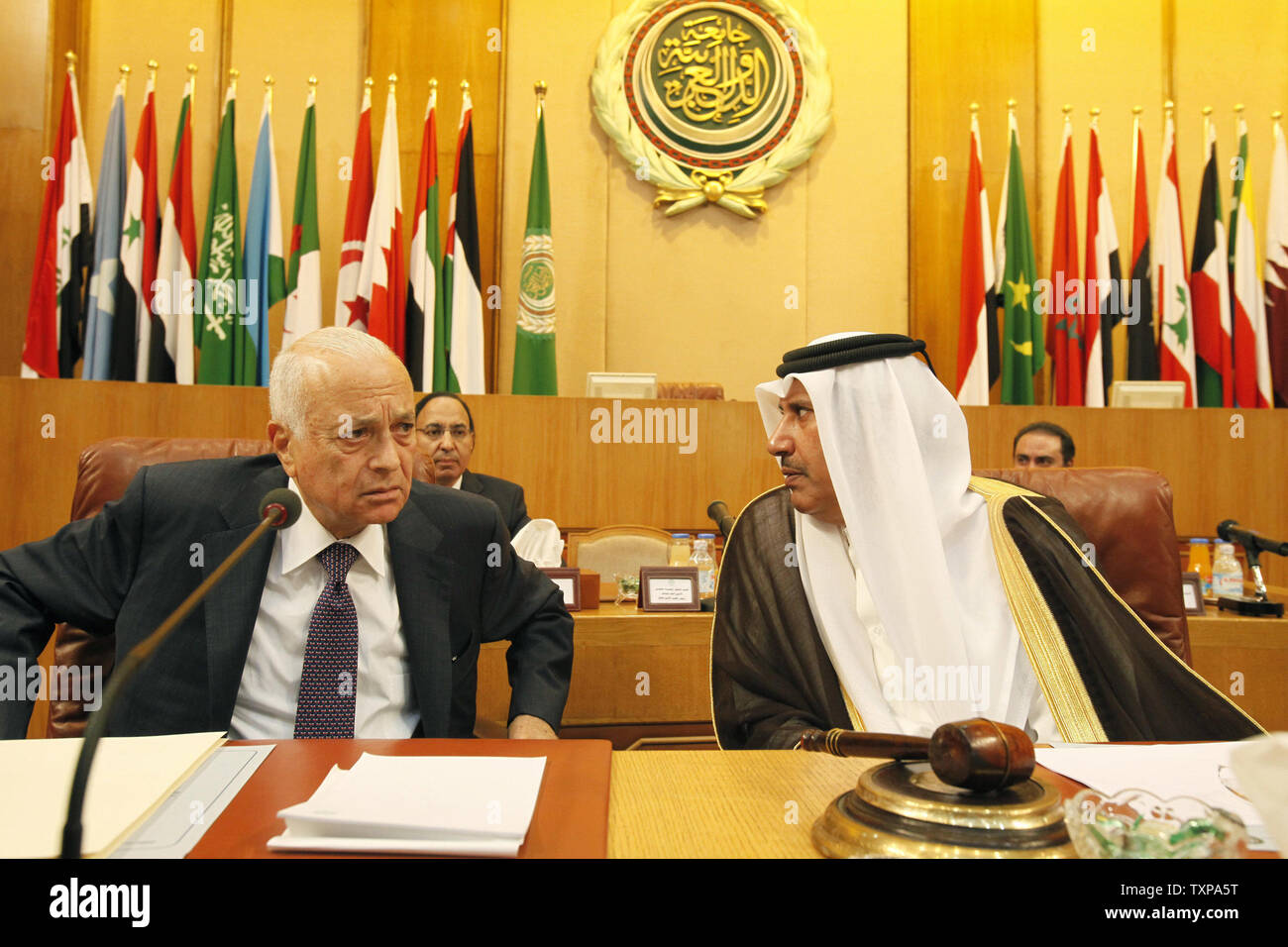 Generalsekretär der Arabischen Liga, Nabil al-Arabi (L) sitzt neben Premier- und Außenminister von Katar, Scheich Hamad Bin Jassim Bin Jabr al-Thani während einer Ministertagung am 2. November 2011 statt. einer Ministertagung am Hauptsitz der Organisation in Kairo, während die Syrien voll ein Plan angenommen zu Ende fast acht Monate des Blutvergießens, entsprechend einer Liga Offizielle. UPI/Ahmed Farid Stockfoto