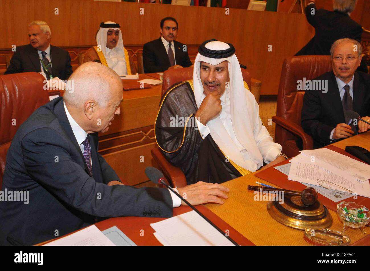 Generalsekretär der Arabischen Liga, Nabil al-Arabi (L) sitzt neben Premier- und Außenminister von Katar, Scheich Hamad Bin Jassim Bin Jabr al-Thani (C) Während der Ministertagung am 2. November 2011 statt. einer Ministertagung am Hauptsitz der Organisation in Kairo, während die Syrien voll ein Plan angenommen zu Ende fast acht Monate des Blutvergießens, entsprechend einer Liga Offizielle. UPI/Ahmed Farid Stockfoto