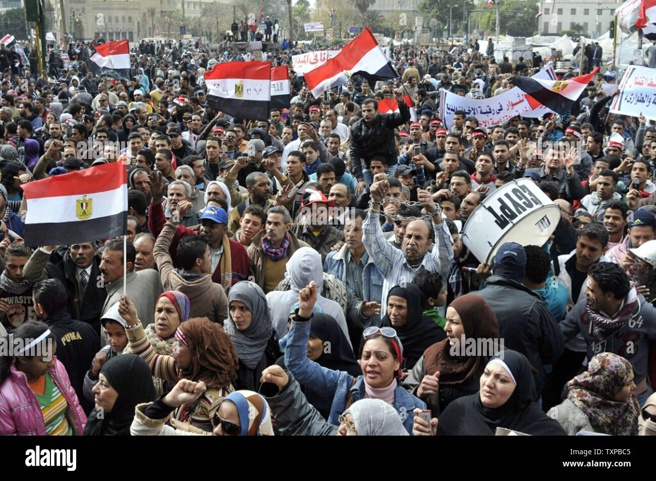 Ein ägyptischer Demonstrant shouts Slogans gegen den ägyptischen Präsidenten Mohamed Morsi während einer März auf den Präsidentenpalast in Kairo in Ägypten, am 1. Februar 2013. Die Menschen auf den Straßen im ganzen Land eine Show der Opposition gegen Mursi und seinen Muslimischen Bruderschaft. Ägyptische Sicherheit verwendet, Wasserwerfer und schossen in die Luft, als die Demonstranten Benzinbomben und Steine auf das Gelände des Präsidentenpalastes warf, sagte ein Sprecher des Präsidenten. UPI/Ahmed Jomaa Stockfoto