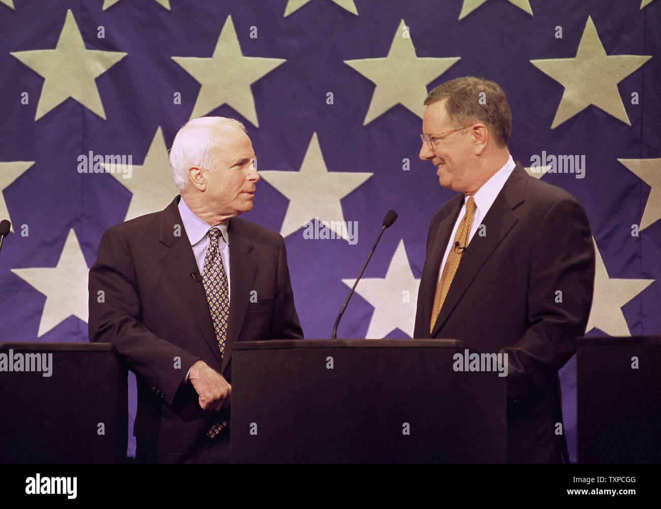 DUR 2000010602 - 6 Januar, 2000 - Durham, Neue HAMPSHRE, USA: republikanischen Präsidentschaftskandidaten der US-Senator John McCain aus Arizona, Links, und Herausgeber Steve Forbes Chat vor Beginn der republikanischen Präsidentendebatte Donnerstag, 6. Januar, an der Universität von New Hampshire in Durham. Lkm/Lee K. Marriner UPI Stockfoto