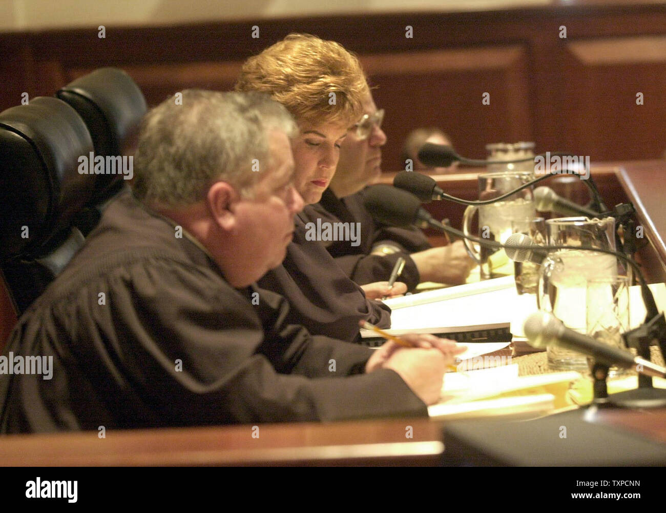 SLP 2000020305 - 03. FEBRUAR 2000 - ST. LOUIS, Missouri, USA: Missouri, Berufungsgericht der Östlichen Bezirk Richter (L, R) William H. Crandall, Maria Rhodos Russell und Richard B. Teitelman anhören als Rechtsanwalt Joseph Murphy die Beschwerden bei seinem Kunden argumentiert, Brian Stewart, an der Washington University School of Law, 3. Februar. Stewart war Schuld seines Sohnes mit Blut-AIDS im vergangenen Jahr verdorben Anstecken gefunden. rg/BG/Rechnung Greenblatt UPI Stockfoto