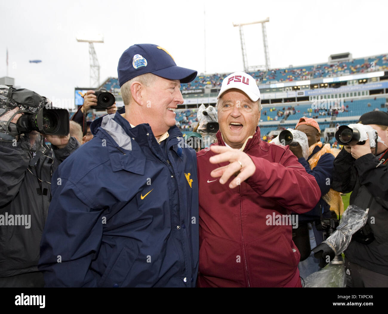 West Virginia Head Coach Bill Stewart (L) und der Florida State Head Coach Bobby Bowden Grüße im mittleren Feld vor Beginn der Konica Minolta Gator Schüssel zum 1. Januar 2010 in Jacksonville, Florida. Die Gator Schüssel wird Bobby Bowden das letzte Spiel sein. UPI/Mark Wallheiser Stockfoto