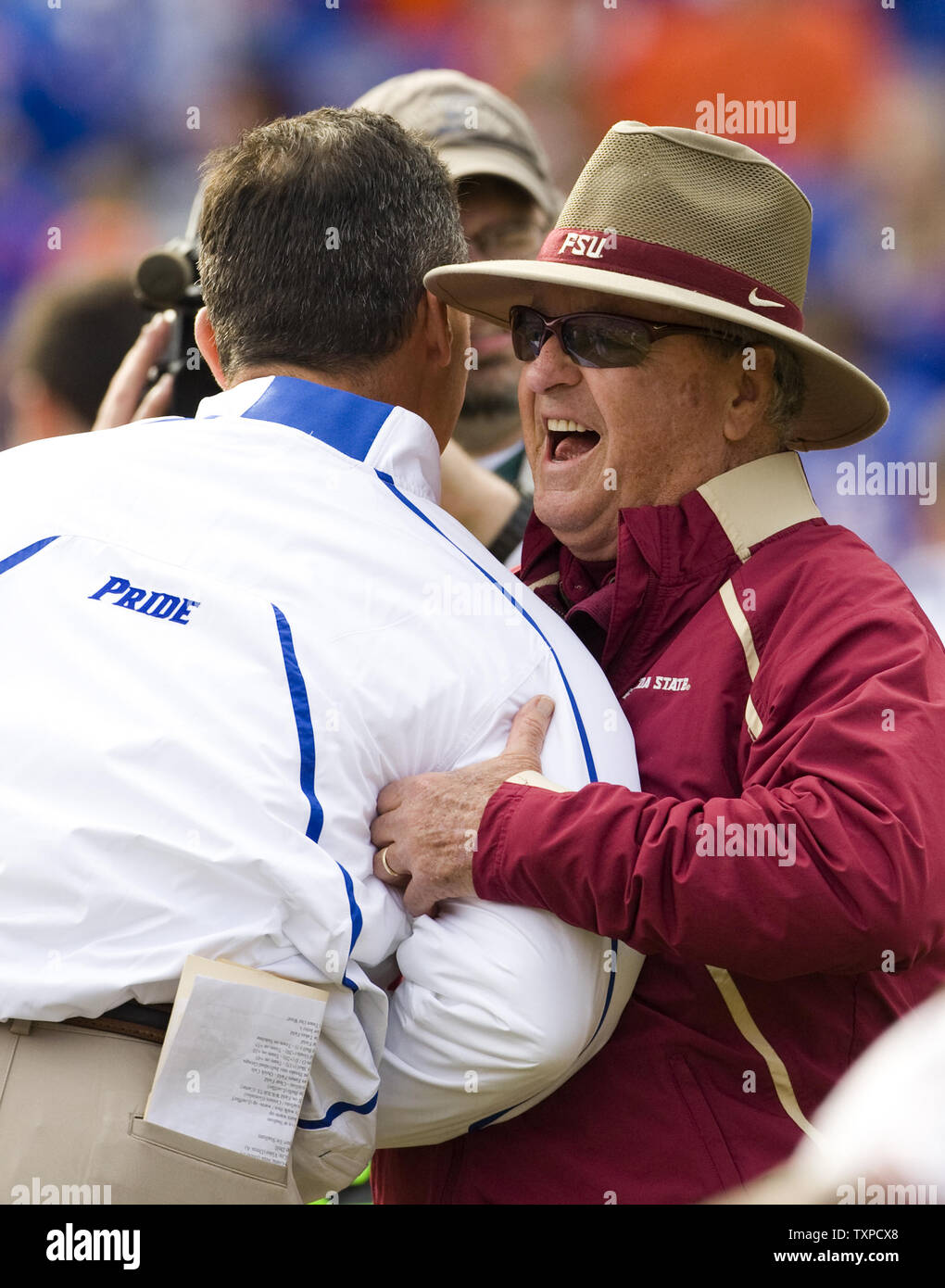 Florida State Head Coach Bobby Bowden (R) und der Universität von Florida Haupttrainer städtischer Meyer Grüße im mittleren Feld vor Beginn der jährlichen Florida vs Florida State NCAA Football Spiel in Gainesville, Florida, 28. November 2009. UPI/Mark Wallheiser Stockfoto