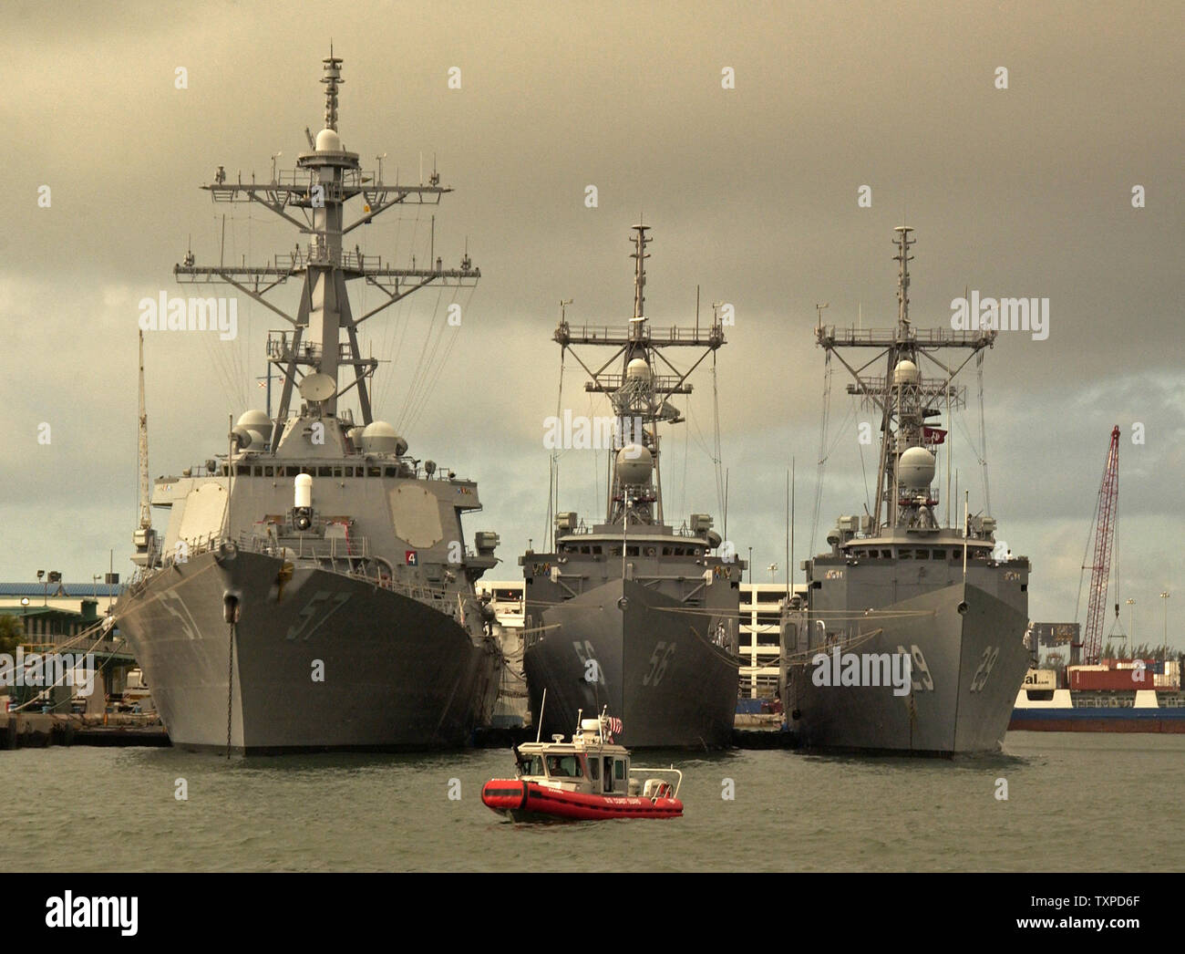 Drei Marine Fregatten, die USS Mitscher (l), die USS Simpson (c) und der USS Groves (r) sind am 30. April in Port Everglades in Ft Anker. Lauderdale, Florida vorbereiten, nachdem in der Flotte Woche USA teilnehmenden abzuweichen, der am 30. April 2004. (UPI Foto/Marino/Cantrell) Stockfoto