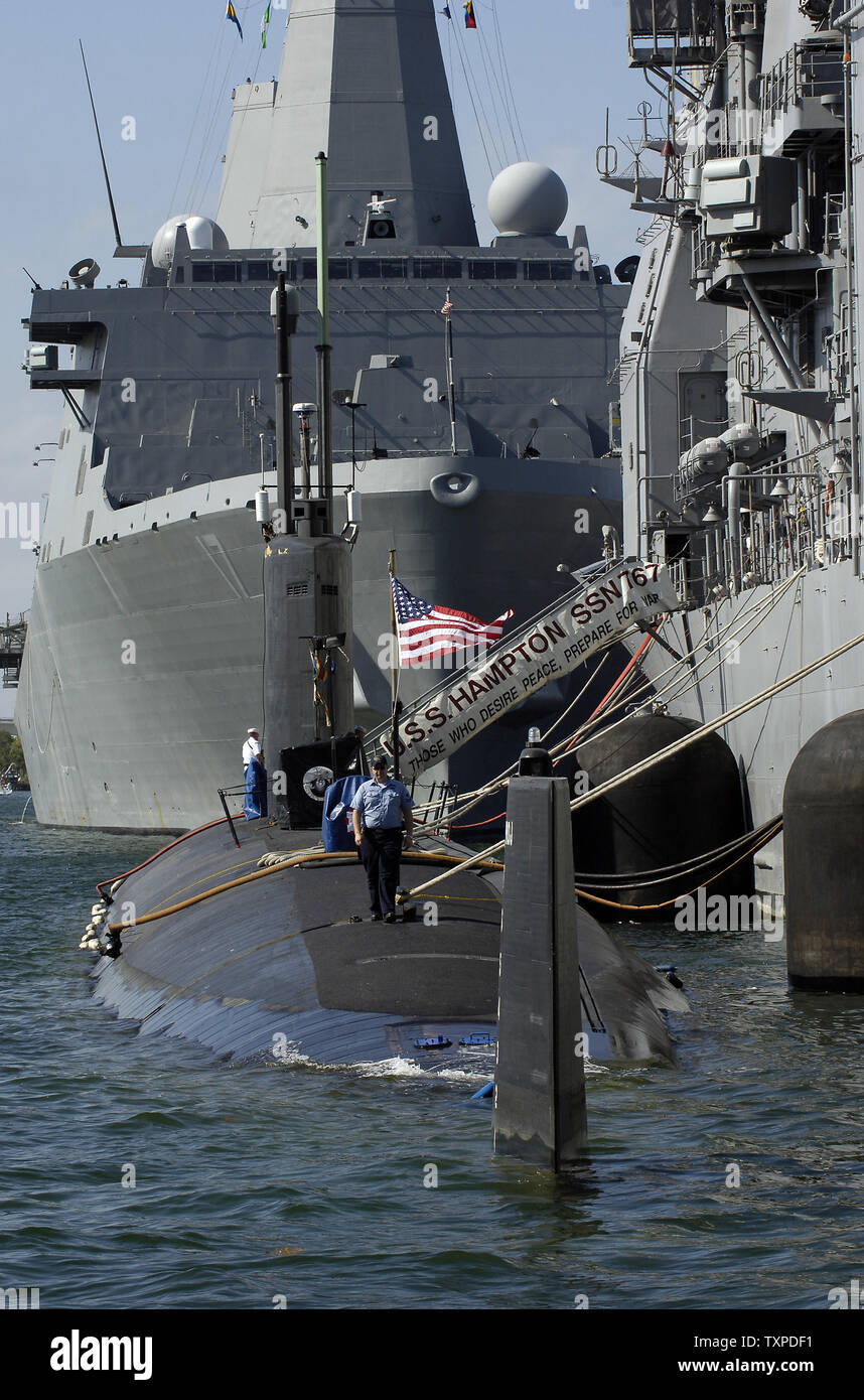 Schneller Angriff U-Boot USS Hampton im Jahr 1993 in Betrieb genommen sitzt neben dem Lenkwaffen-kreuzer USS San Jacinto (r) an Port Everglades in Ft. Lauderdale, Fl. Am 2. Mai 2006. Die USS Hampton ist der Besuch als Teil der Teilnahme der US Navy in der Flotte Woche USA. (UPI Foto/Joe Marino-Bill Cantrell) Stockfoto