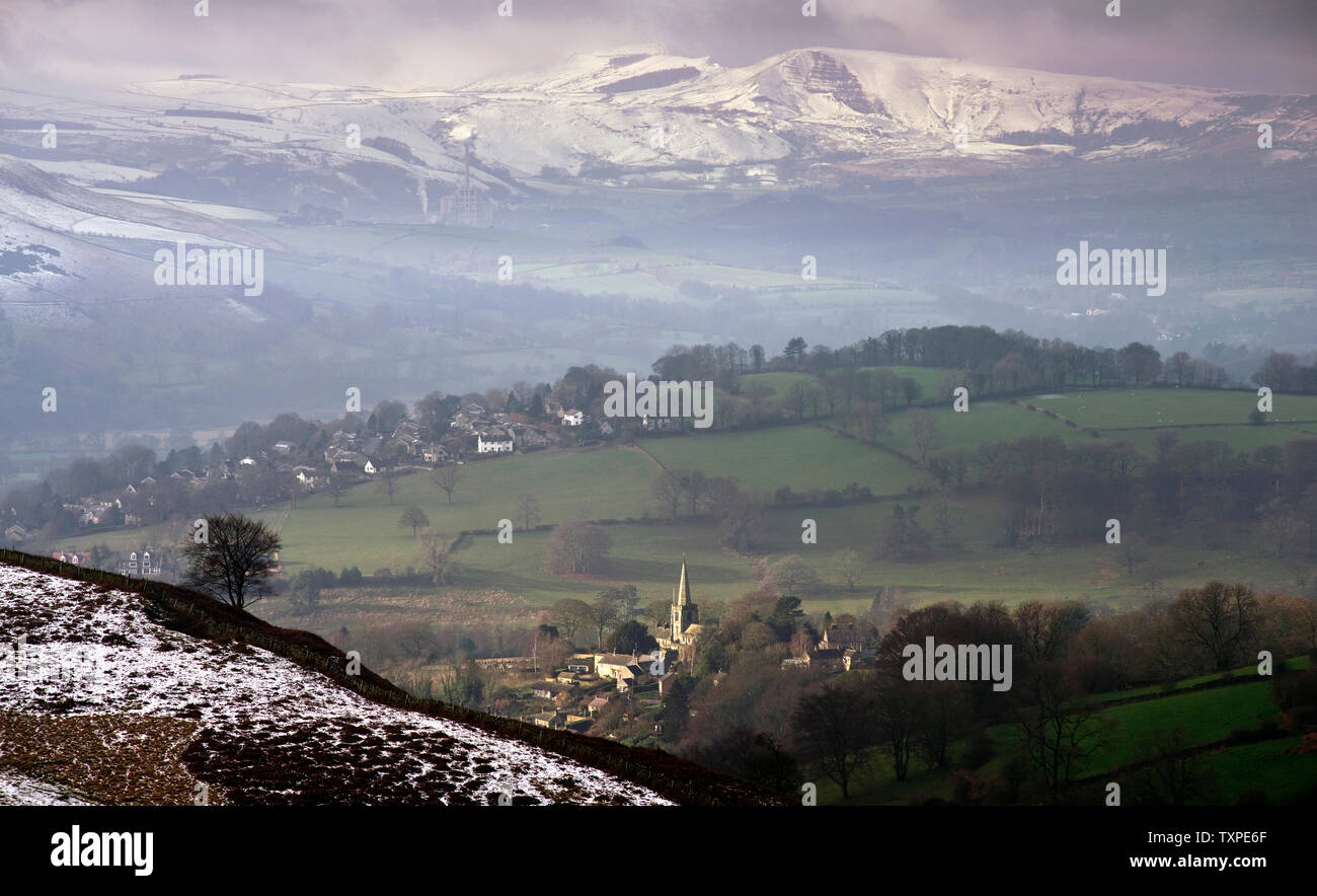 Hathersage und St. Michael und alle Engel Kirche mit Mam Tor in der Ferne, Derbyshire, England Stockfoto