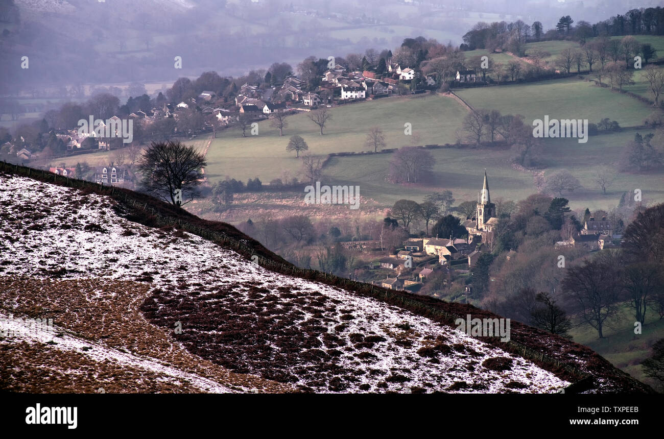 Hathersage und St. Michael und alle Engel Kirche, von Carl Wark, Derbyshire, England Stockfoto