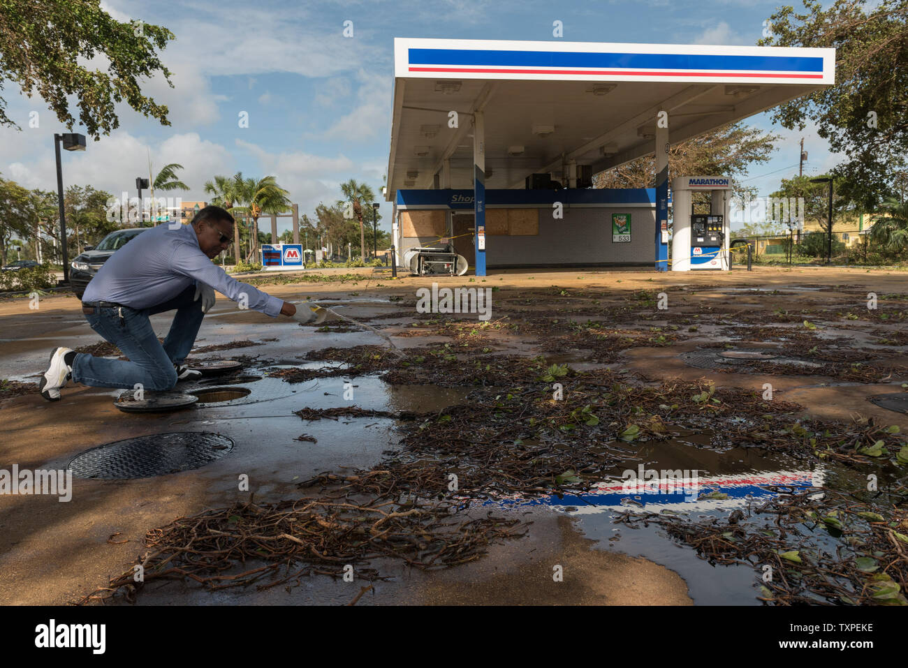 Howard Lewis, der Besitzer dieser Marathon Tankstelle, entfernt Wasser aus dem Ventil Verbindung vor Gas Fahrzeuge kommen nach dem Hurrikan Irma in Delray Beach, Florida am 11. September 2017 getroffen. Irma struck Florida hart Alle oben und unten sowohl Ost- und Westküste. Foto von Ken Cedeño/UPI Stockfoto