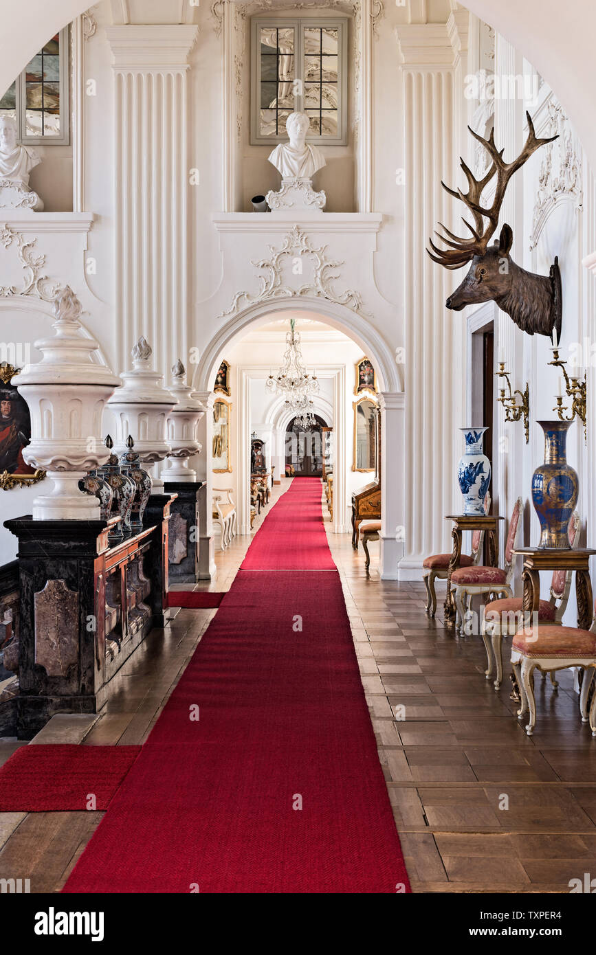 Gewölbte Halle mit roten Teppich in das Schloss Fasanerie in Hessen; Deutschland Stockfoto
