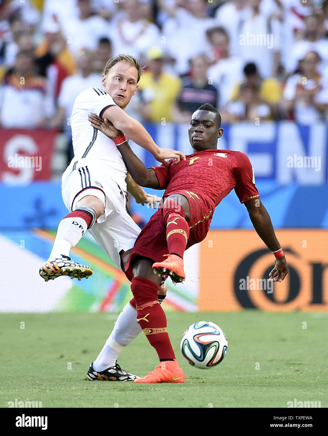 Benedikt Höwedes (L) von Deutschland konkurriert mit Christian Atsu von Ghana während der FIFA WM 2014 Gruppe G Spiel im Estadio Castelao in Fortaleza, Brasilien am 21. Juni 2014. UPI/Chris Brunskill Stockfoto