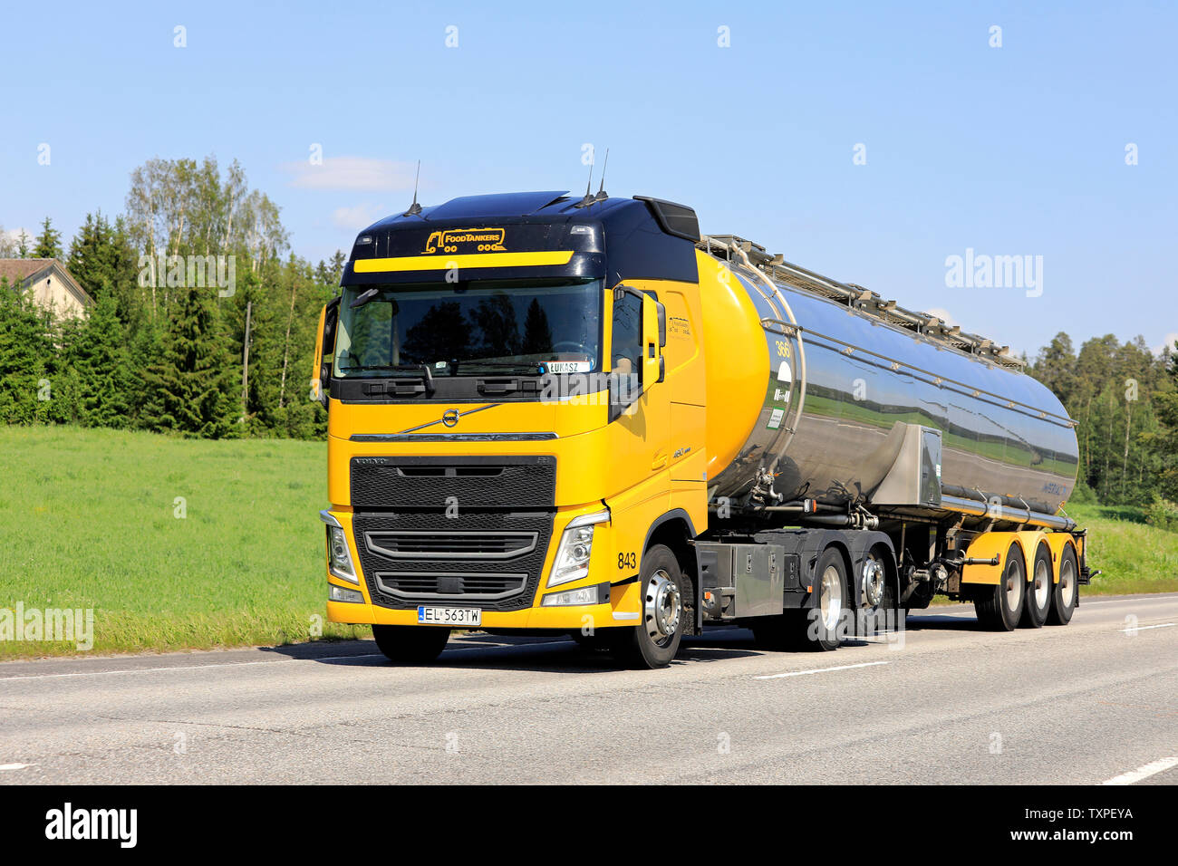 Uurainen, Finnland. Juni 8, 2019. Gelbe Volvo FH 460 semi Tank truck Foodtankers fahren entlang der Autobahn an einem sonnigen Tag im Sommer. Stockfoto