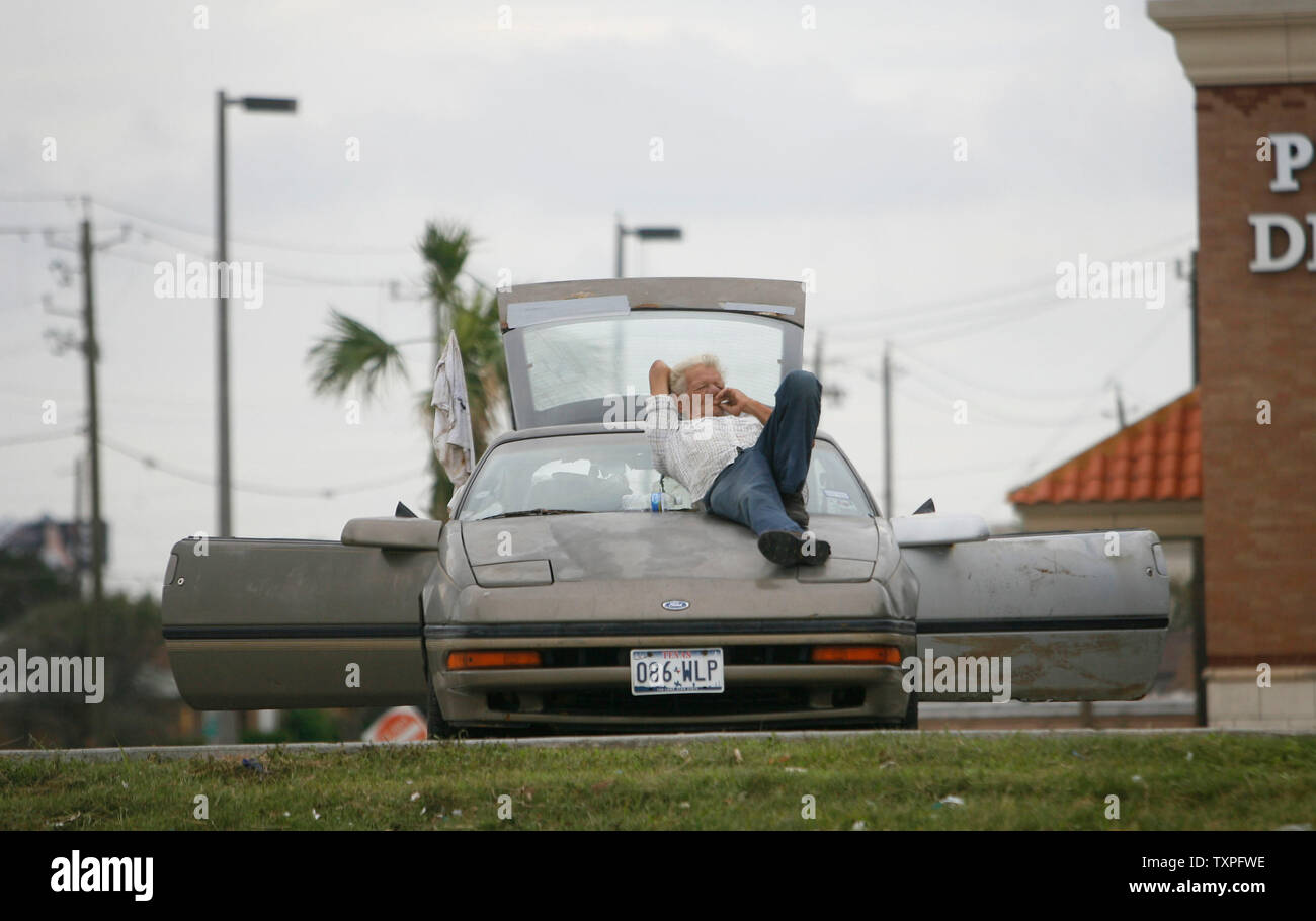 Michael Auzston entspannt und raucht eine Zigarette, als er die Meeresbrise auf Auto auf Seawall Boulevard genießt. in Galveston, Texas, am 14. September 2008. Hurrikan Ike Hit der Texas Küste gestern September 13, 2008. (UPI Foto/Aaron M. Sprecher) Stockfoto