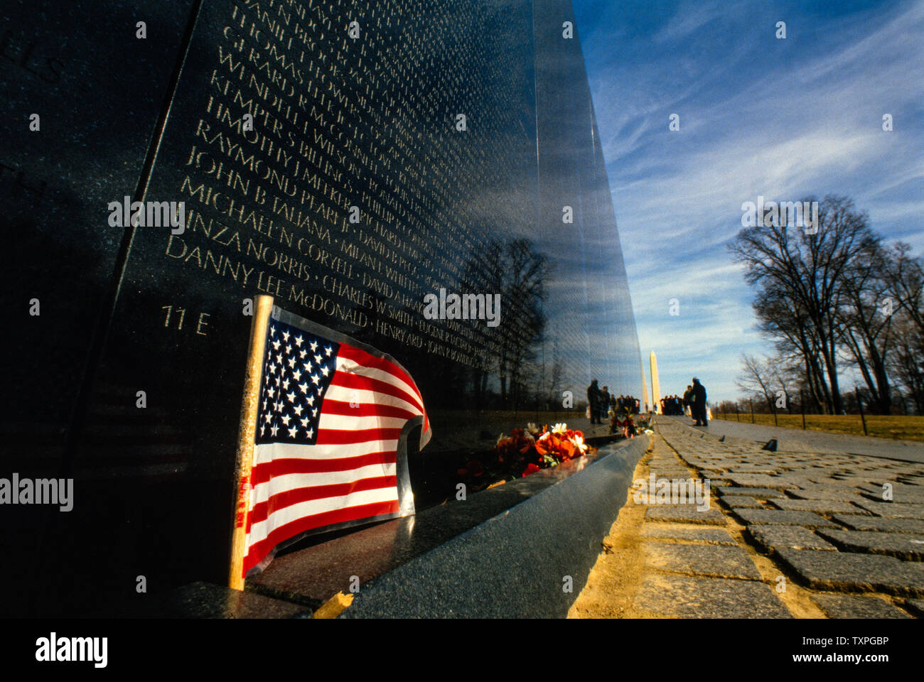 Washington DC, USA. Das Vietnam Veterans Memorial, 2000 das Vietnam Veterans Memorial ist ein 2-Acre (8,093.71 m²) U.S. National Memorial in Washington, D.C. Er ehrt Service Mitglieder der US-Streitkräfte, die im Vietnam Krieg gekämpft, Service für Mitglieder, die im Dienst in Vietnam/Süd-Ost Asien ums Leben, und diejenigen, die Mitglieder, die während des Krieges in Vergessenheit geraten waren. Die Mauer der Erinnerung wurde von amerikanischen Architekten Maya Lin konzipiert. Stockfoto