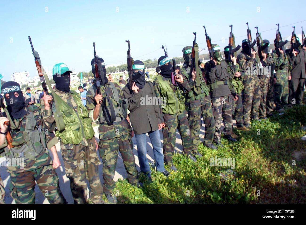 Bewaffnete Hamas Mitglieder beteiligen sich an der Trauerzug für zwei Kämpfer in die Flüchtlingslager Rafah im südlichen Gazastreifen Am 24. März 2004. Die zwei bewaffneten Palestiniana, der versuchte, den Gazastreifen Siedlung Morag später Dienstag zu infiltrieren wurden von israelischen Soldaten getötet. Die Hamas behauptet, die Verantwortung für die fehlgeschlagene Angriff. (UPI Foto/Ismael Mohamad) Stockfoto