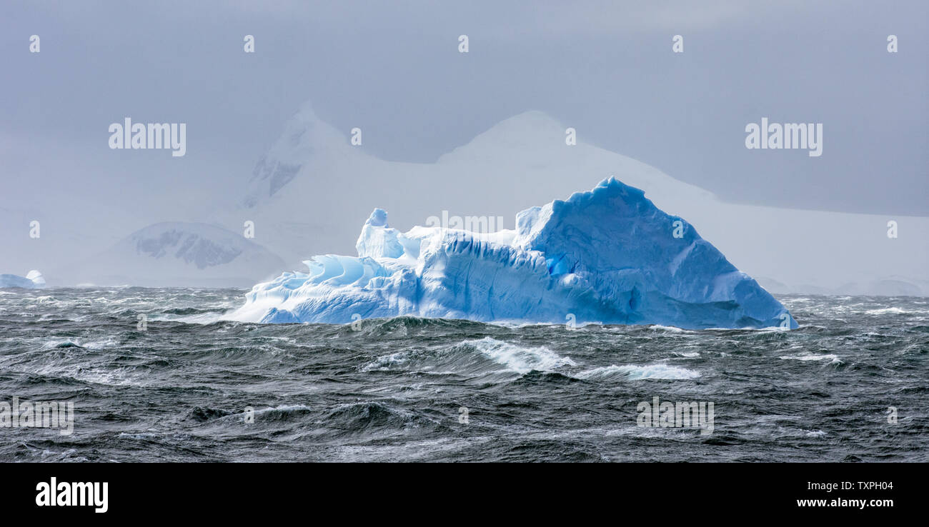 Massiver Eisberg floating im Südlichen Ozean, Antarktis Stockfoto