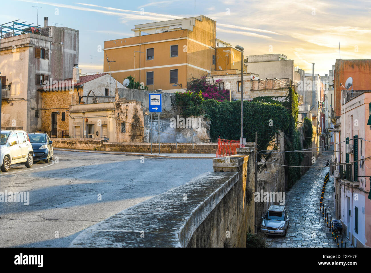 Blick auf die oberen und unteren Bereiche des historischen Zentrums der Stadt Brindisi, Italien, in der Region Apulien, wie die Sonne. Stockfoto