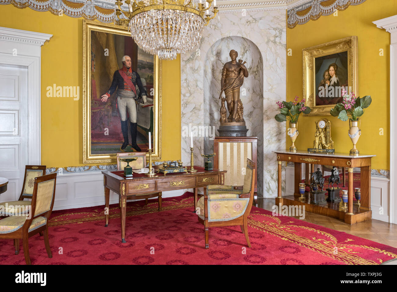 Rote und gelbe Büro im Schloss Fasanerie in Hessen; Deutschland Stockfoto