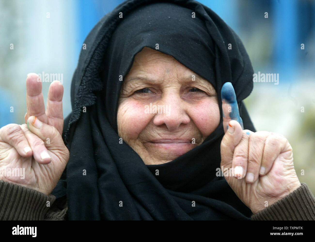 Eine palästinensische Frau zeigt mit dem Finger gebeizt mit unauslöschbarer Tinte, nachdem sie ihre Stimmen in den palästinensischen Wahlen zu einem Wahllokal in Rafah im Gazastreifen Am 25. Januar 2006 abgeben. Umfragen in der West Bank und im Gazastreifen in der nur zweite Wahl in den Gazastreifen eröffnet - auf der Grundlage des Europäischen Parlaments seit der Gründung der Palästinensischen Autonomiebehörde. Die Umfrage wird Siehe die regierende Fatah faction der erste große Test seinen Einfluß auf die radikal-islamische Bewegung Hamas. (UPI Foto/Ismael Mohamad) Stockfoto