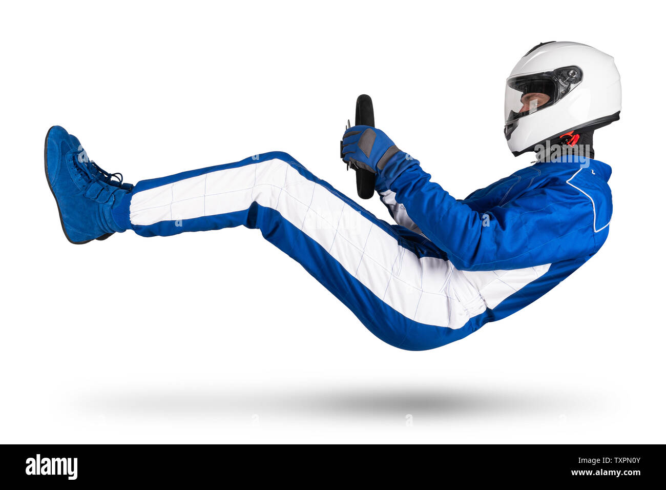 Race Driver in blau-weiß Motorsport insgesamt schweben über dem Boden in der Sitzposition mit Lenkrad Schuhe Handschuhe und Sicherheit Helm, isol Stockfoto