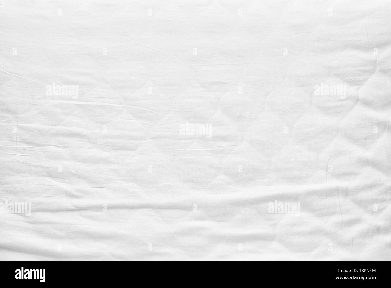 Ansicht von oben Bettwäsche Blätter weißen Stoff verknittert Leinwand Textur Hintergrund für Design blackdrop oder Overlay Hintergrund Stockfoto