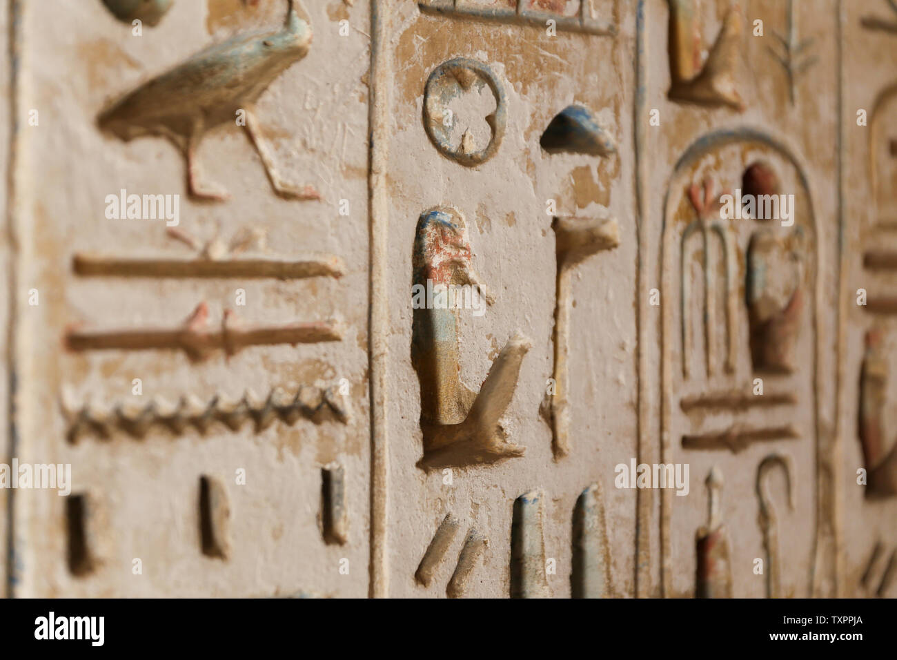 Ägyptischen Hieroglyphen in Medinet Habu Tempel, Luxor, Ägypten Stockfoto