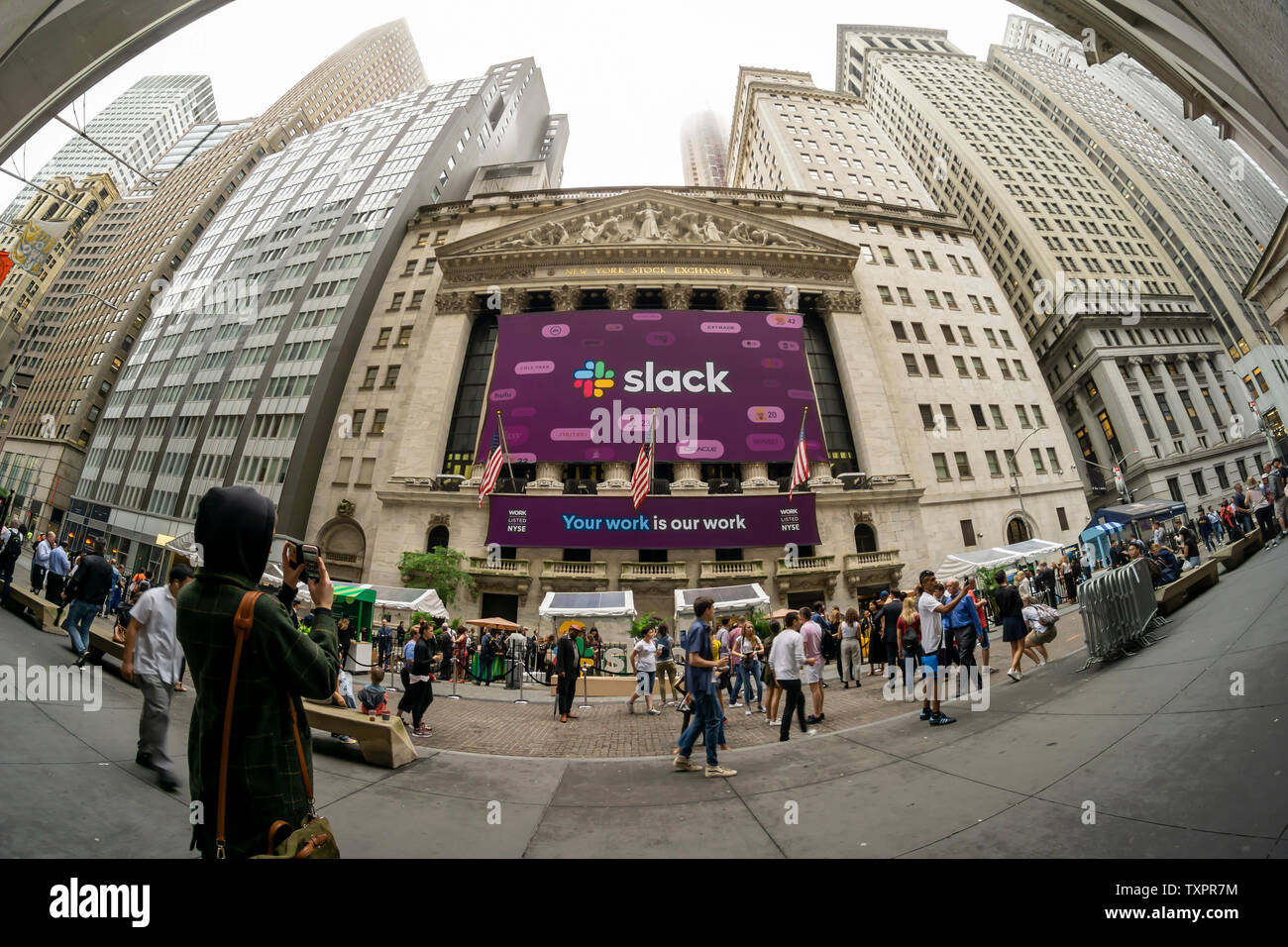 Der New York Stock Exchange ist für den ersten Handelstag für den Workplace messaging Firma Slack am Donnerstag, den 20. Juni 2019 eingerichtet. Durchhang wird über eine "direkte Listing" an die Öffentlichkeit zu gehen beseitigt die Notwendigkeit für Versicherer. (© Richard B. Levine) Stockfoto