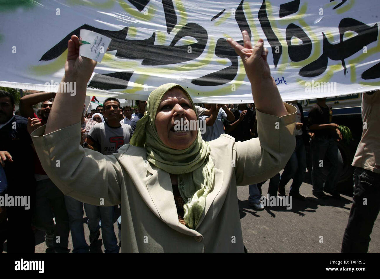 Palästinensische Demonstranten protestieren zur Fatah Kämpfer überzeugen zu stoppen Schießen während einer Auseinandersetzung mit Militanten der Hamas Bewegung (nicht dargestellt) in Gaza Stadt, im Gaza-streifen am 13. Juni 2007. Die ezzedine al-qassam Brigade (militärischen Flügel der Hamas die Islamische Widerstandsbewegung) hat uns gebeten, Kämpfer und Sicherheit Männer, die treu sind zur Fatah (die Bewegung der Verfechter des palästinensischen Präsidenten Mahmoud Abbas) ihren Sitz zu verlassen und ihre Waffen geben, wie drückt er eine Offensive gegen den Rivalen. (UPI Foto/Ismael Mohamad) Stockfoto