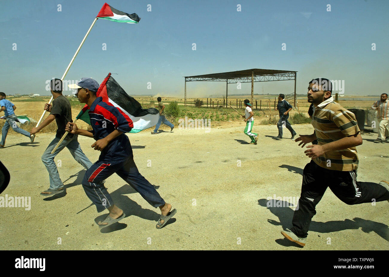 Palästinenser vom israelischen Militär Demonstranten Schüsse während einer Demonstration gegen die Belagerung von Gaza, am Grenzübergang Karni, zwischen Israel und Gaza, am 22. Mai 2008. Einen Palästinenser getötet und 17 verletzt worden, als israelische Truppen im Gazastreifen auf Demonstranten, die gegen die lähmende Blockade des Gebietes gezeigt gefeuert. (UPI Foto/Ismael Mohamad) Stockfoto