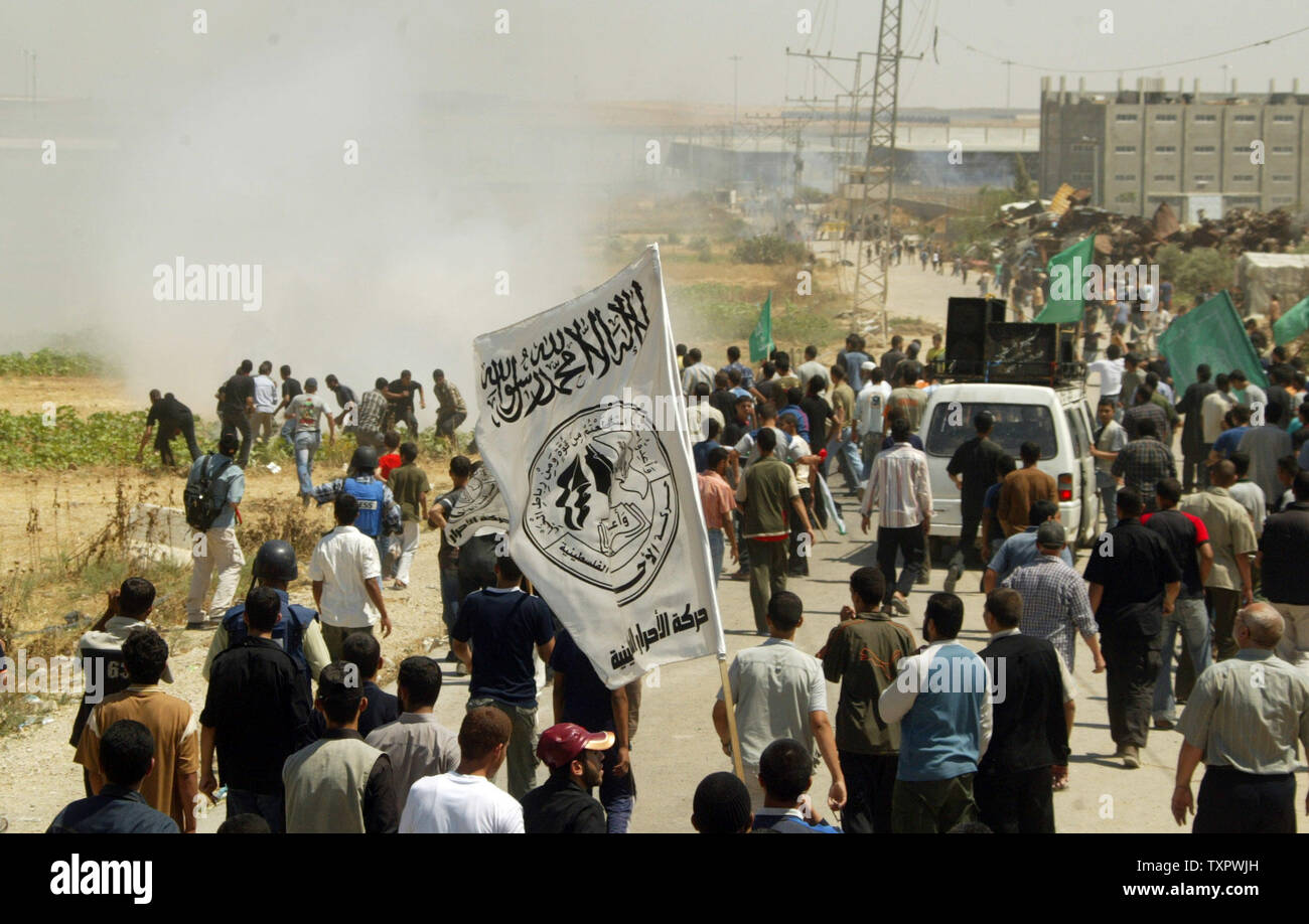 Die Palästinenser versuchen zu löschen Tränengas durch die israelischen Streitkräfte bei einer Demonstration gegen die Belagerung im Gazastreifen abgefeuert, am Grenzübergang Karni, zwischen Israel und Gaza, am 22. Mai 2008. Einen Palästinenser getötet und 17 verletzt worden, als israelische Truppen im Gazastreifen auf Demonstranten, die gegen die lähmende Blockade des Gebietes gezeigt gefeuert. (UPI Foto/Ismael Mohamad) Stockfoto