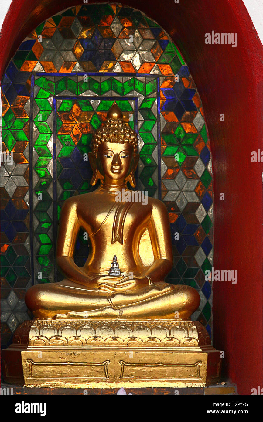Gold Buddha Statue in Thailand Stockfoto