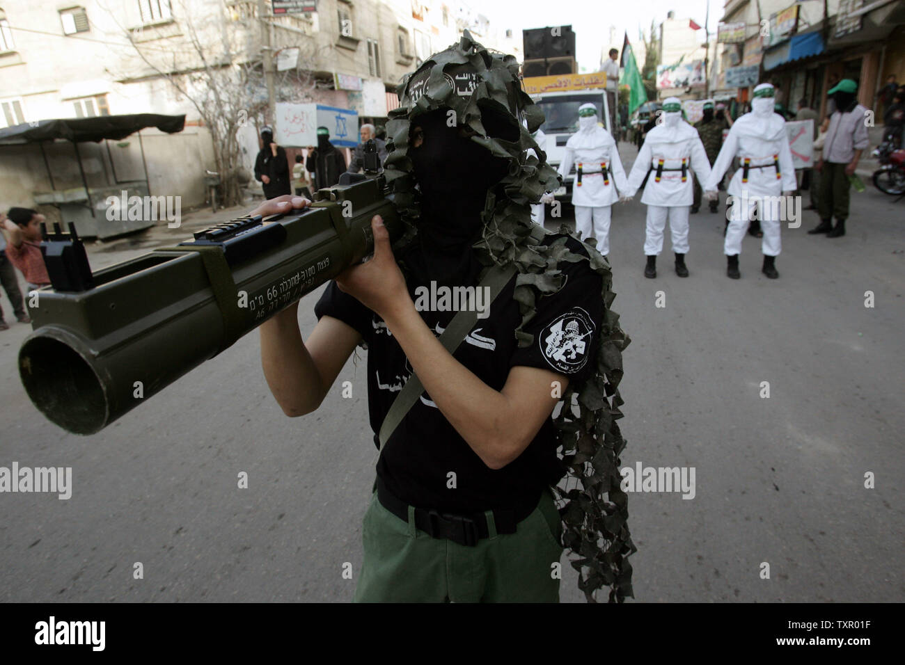 Maskierte palästinensischen Hamas Mitglieder sind während einer Demonstration Solidarität mit dem sudanesischen Präsidenten Omar Al-Beshir, in die Flüchtlingslager Bureij, zentrale Gaza, am 6. März 2009 zu zeigen. (UPI Foto/Ismael Mohamad) Stockfoto