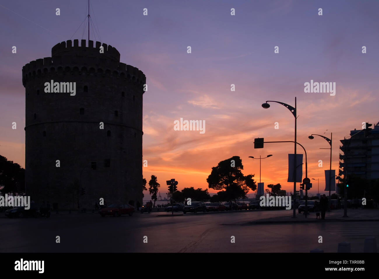 Weiße Turm von Thessaloniki mit Sonnenuntergang im Hintergrund Stockfoto