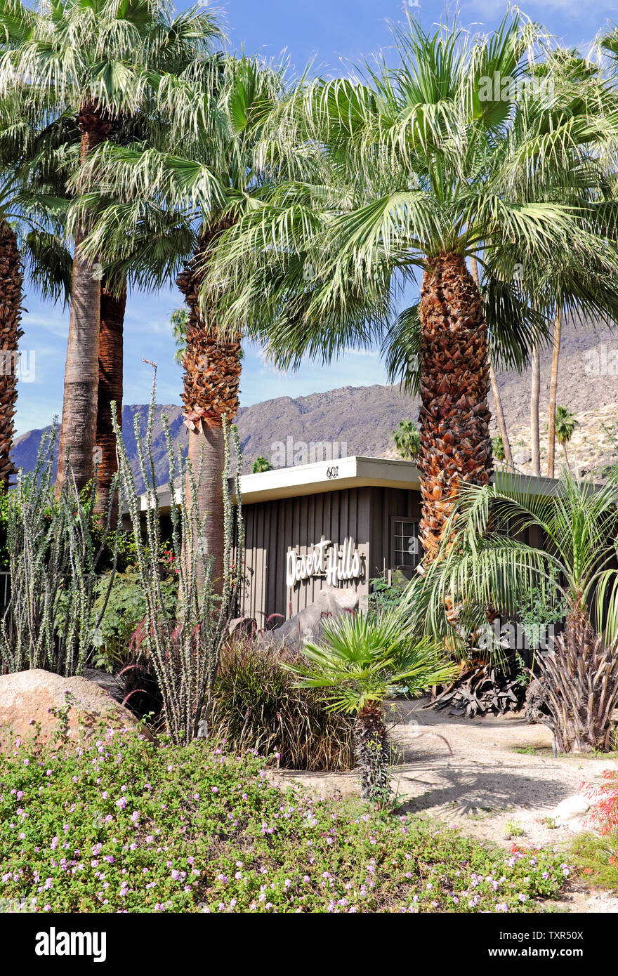 Das von Herbert Burns entworfene Desert Hills Hotel im Viertel Tennis Club in Palm Springs, Kalifornien, wurde 1956 als 9-Zimmer-Apartmenthotel eröffnet. Stockfoto